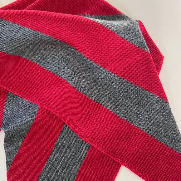 GAP Women's Long Diagonal Scarf Gray & Red - Picture 2 of 3